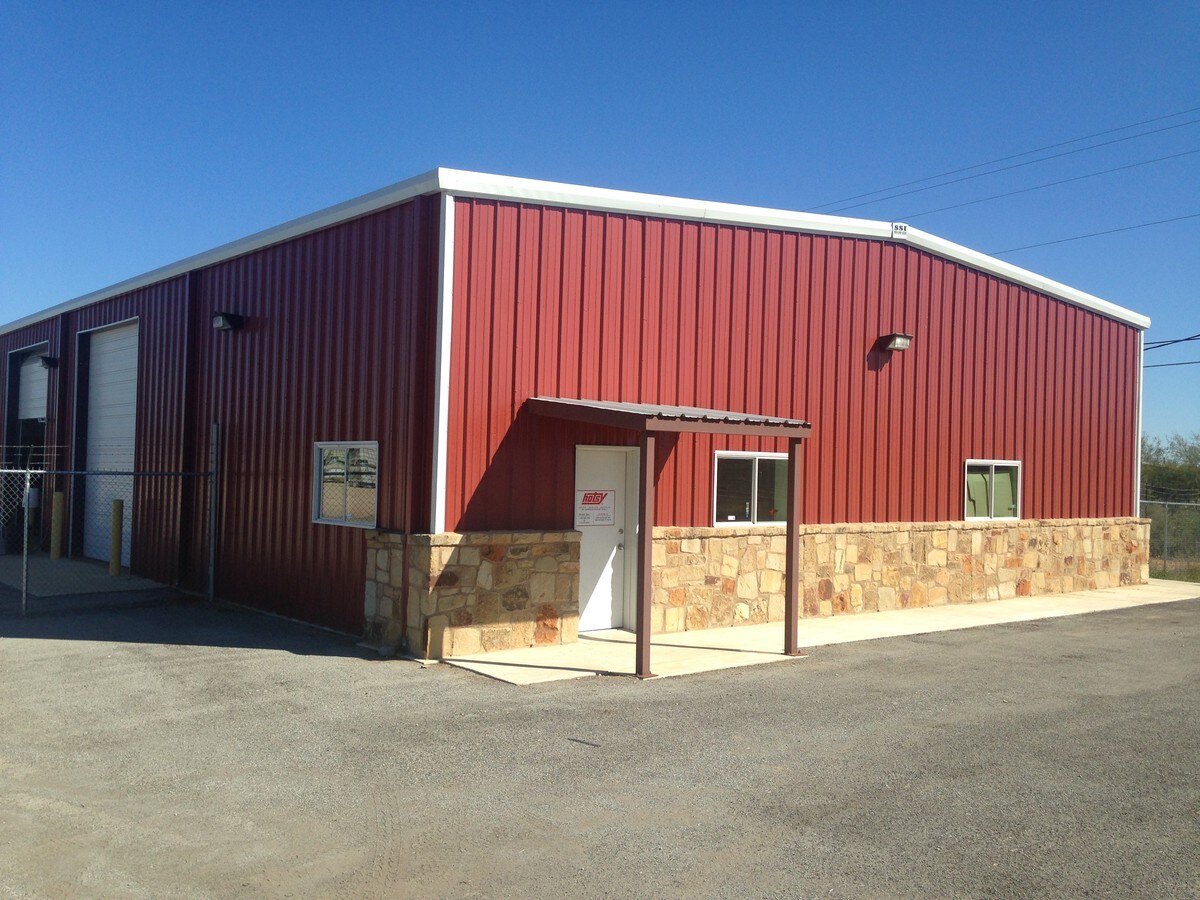 450 County Road 4670, Dilley, TX 78017