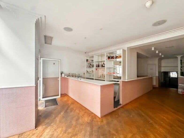 Retail in Paris for lease - Building Photo - Image 2 of 6