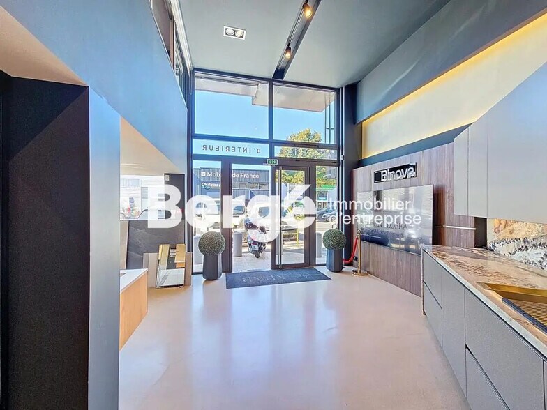 Retail in Mandelieu-la-Napoule for lease - Lobby - Image 1 of 11