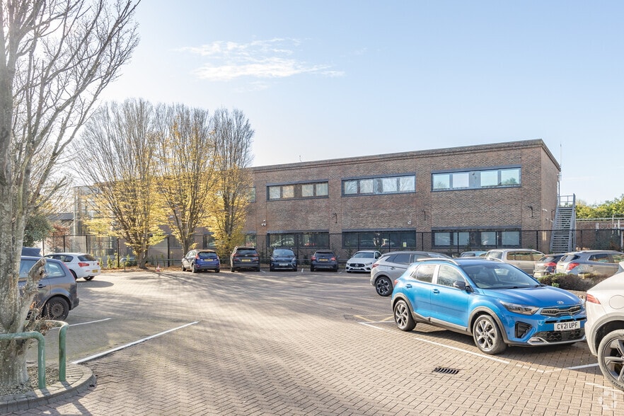 600 Park Ave, Almondsbury for sale - Primary Photo - Image 1 of 1