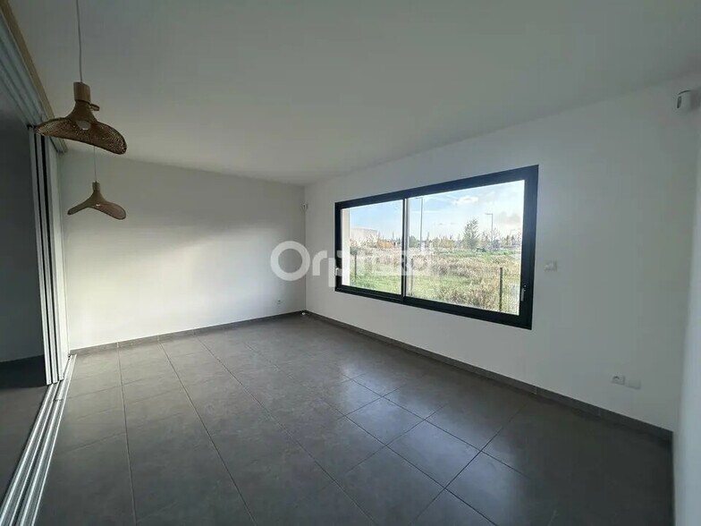 Office in Graveson for lease - Interior Photo - Image 2 of 6