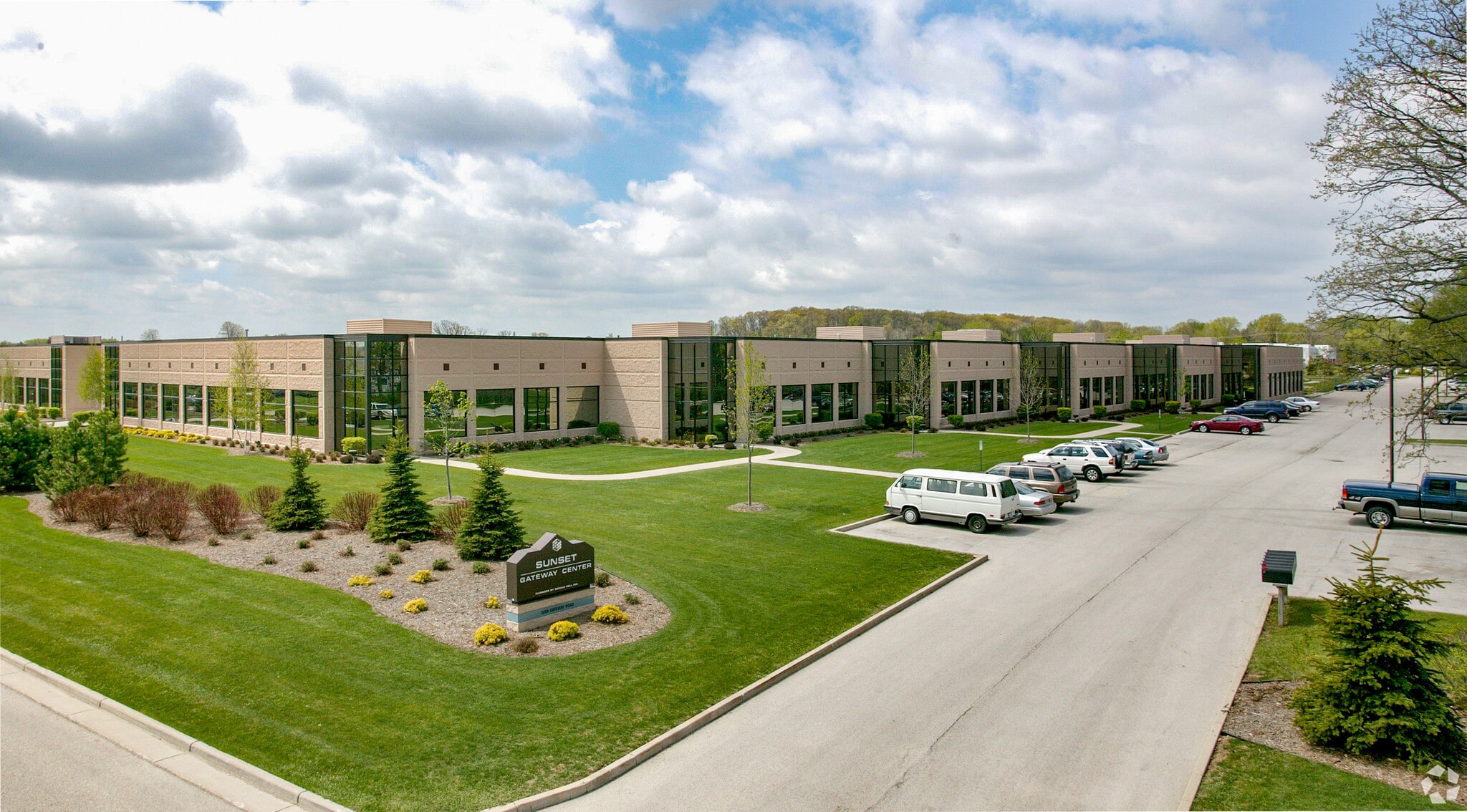 3265 Gateway Rd, Brookfield, WI for lease Building Photo- Image 1 of 3