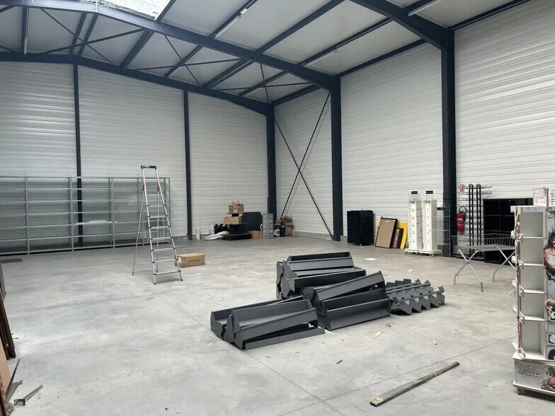 Flex in Saint-Aignan-Grandlieu for lease - Interior Photo - Image 3 of 7