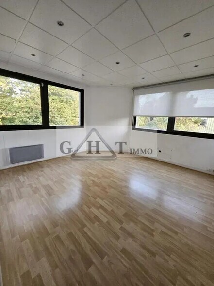 Office in Verrières-le-Buisson for lease - Interior Photo - Image 2 of 4