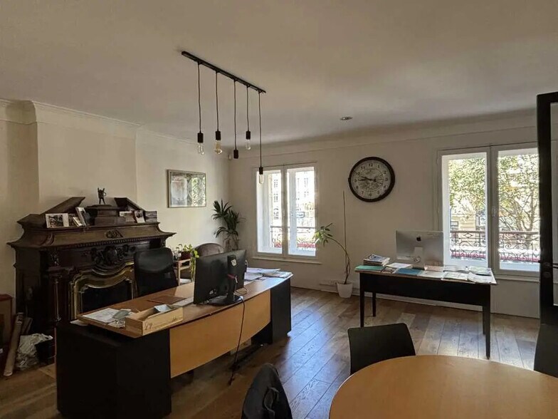 Office in Bordeaux for lease - Interior Photo - Image 1 of 12