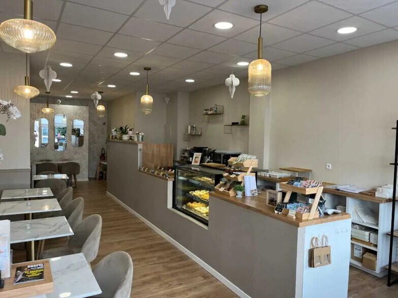 Retail in Saint-Quentin for lease - Building Photo - Image 1 of 2