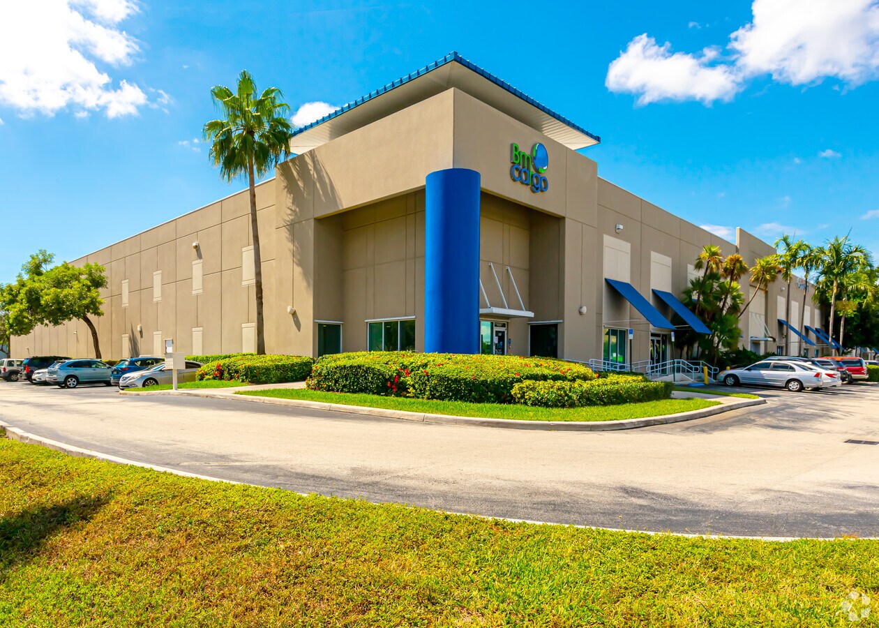 8400 NW 25th St, Miami, FL 33122