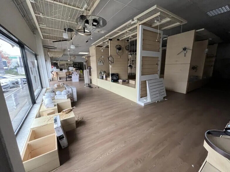 Retail in La Valette-du-Var for lease - Interior Photo - Image 2 of 3