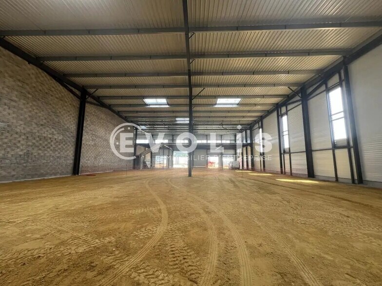 Flex in La Queue-en-Brie for lease - Building Photo - Image 1 of 7