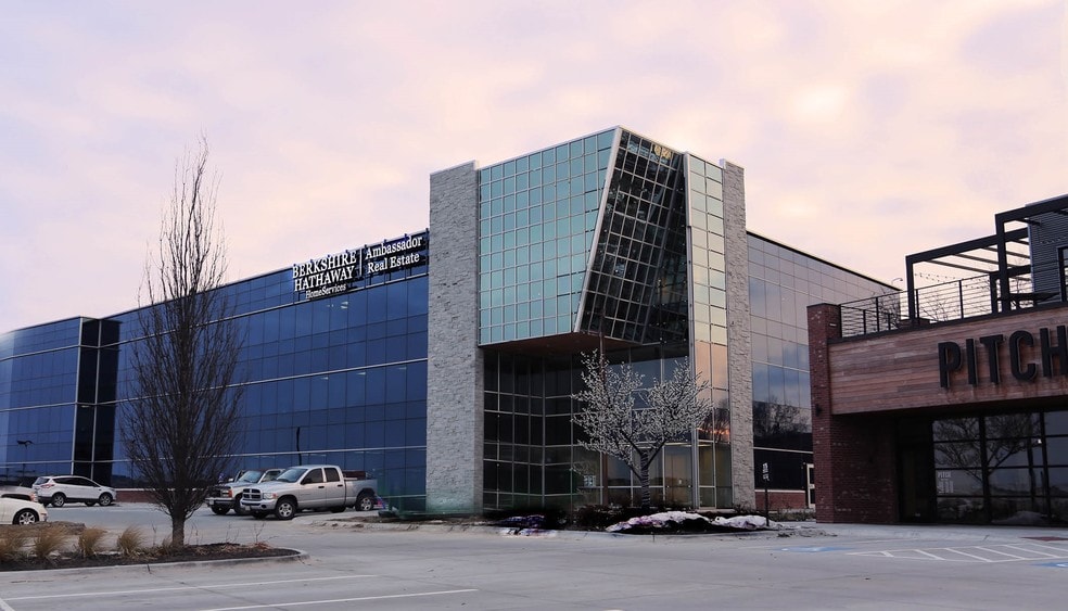 331 Village Pointe Plz, Omaha, NE for lease - Building Photo - Image 2 of 12