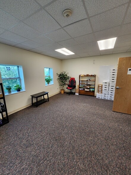 30 L P Henderson Rd, Beverly, MA for lease - Building Photo - Image 3 of 4