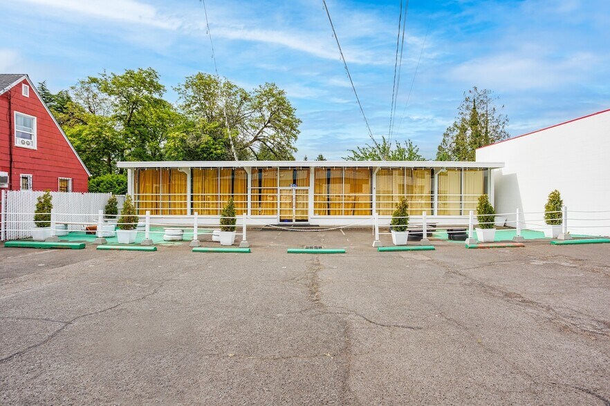 8826 SE Stark St, Portland, OR for sale - Primary Photo - Image 1 of 1