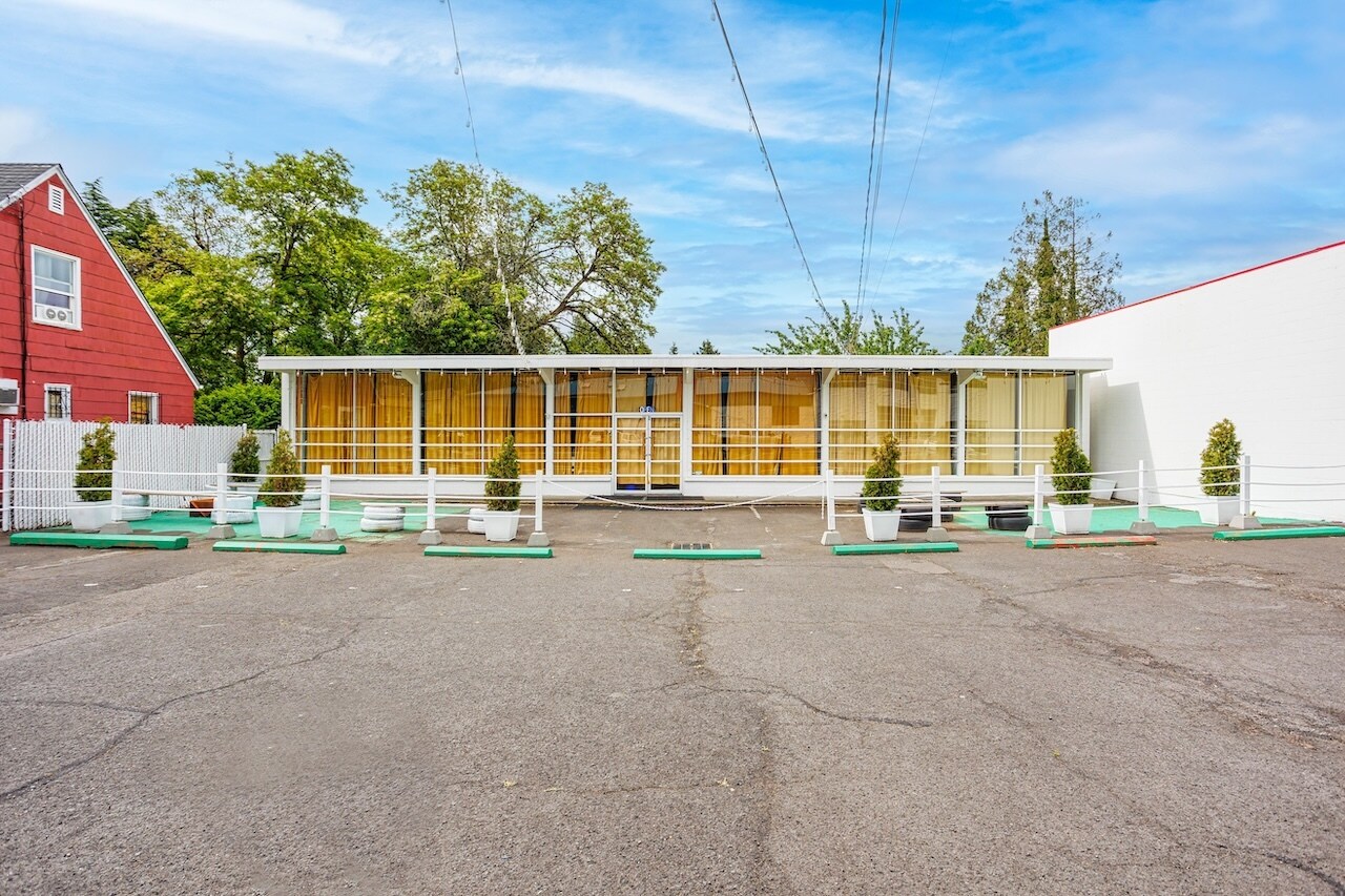 8826 SE Stark St, Portland, OR for sale Primary Photo- Image 1 of 1