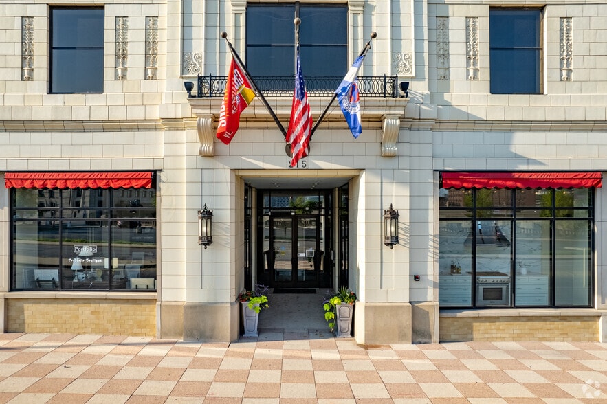 215 W Pershing Rd, Kansas City, MO for lease - Building Photo - Image 3 of 8