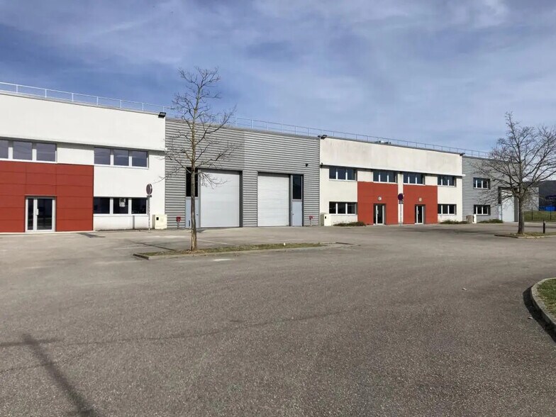 Flex in Saint-Priest for lease - Building Photo - Image 1 of 6