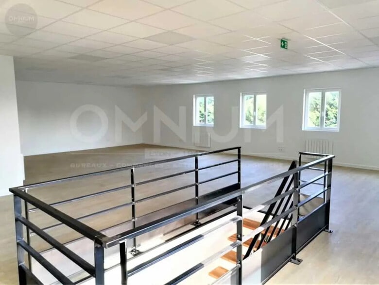 Office in Villefontaine for lease - Interior Photo - Image 2 of 5