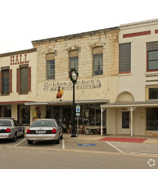 123 E Jackson St, Burnet, TX for lease - Primary Photo - Image 1 of 3