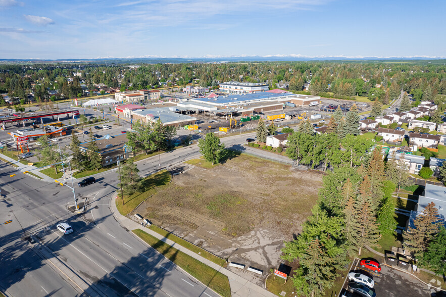 2510 Oakmoor Dr SW, Calgary, AB for sale - Building Photo - Image 2 of 2