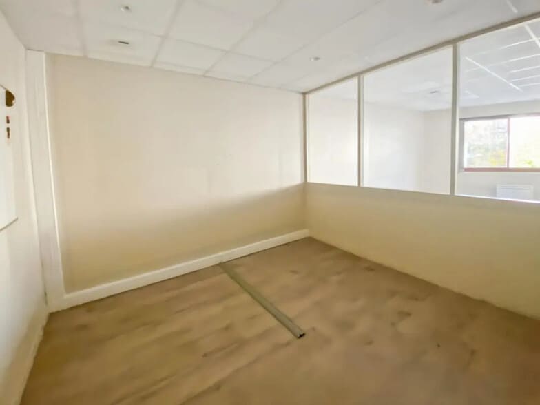 Office in Maisons-Alfort for lease - Building Photo - Image 3 of 5