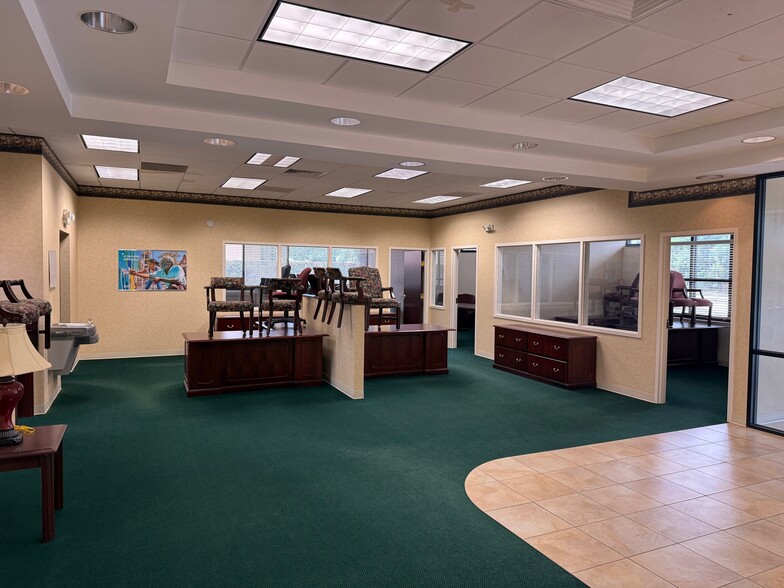 2440 Sunset Point Rd, Clearwater, FL for lease - Building Photo - Image 3 of 20