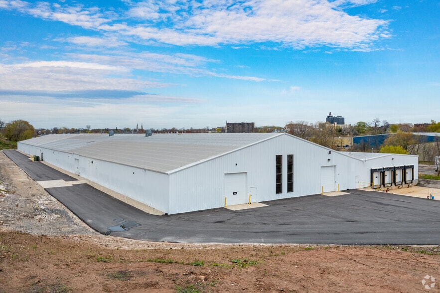 1213 Pennsylvania Ave, Sheboygan, WI for lease - Building Photo - Image 2 of 7