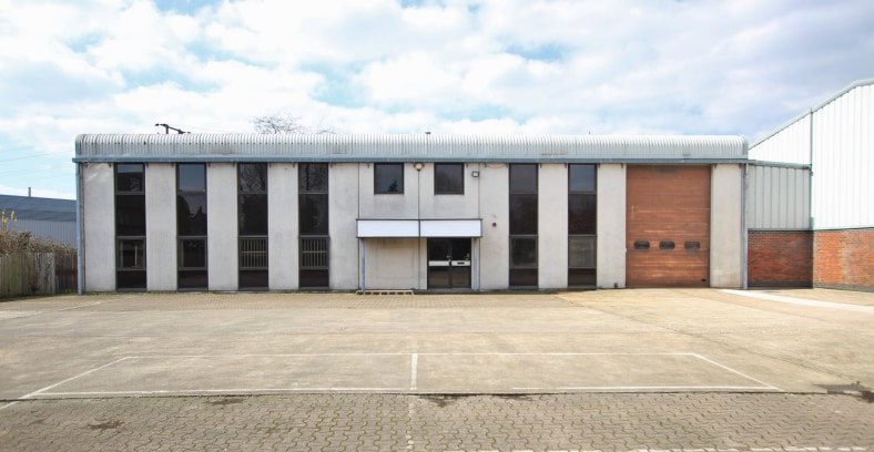 4 Hurlands Close, Farnham for sale Primary Photo- Image 1 of 1