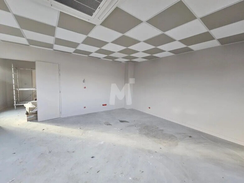 Office in Ormoy for lease - Interior Photo - Image 3 of 9