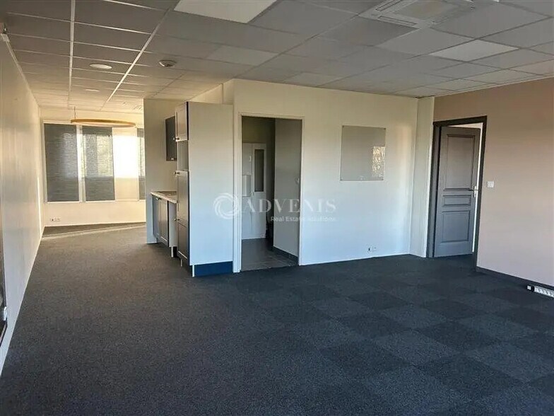Office in Tours for lease - Interior Photo - Image 2 of 7