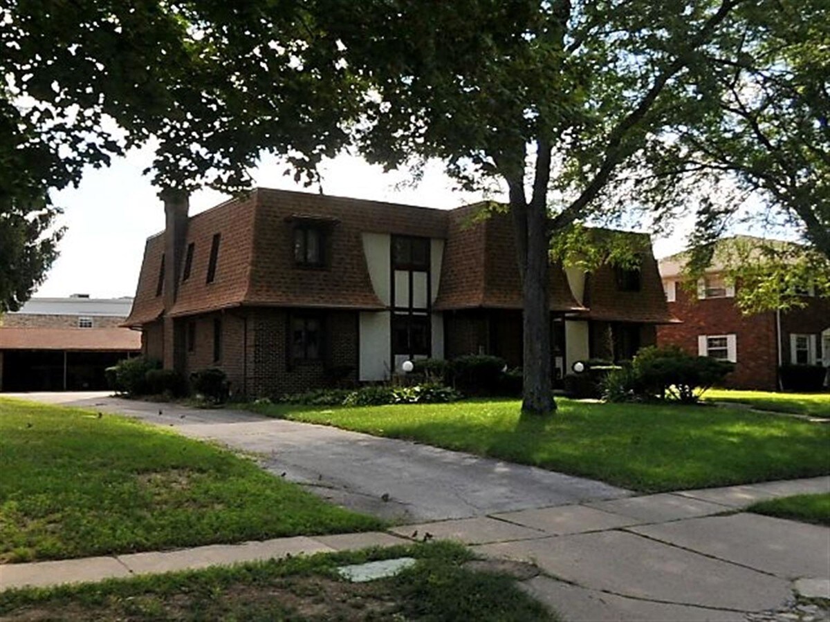 5544 Cresthaven Ln, Toledo, OH 43614