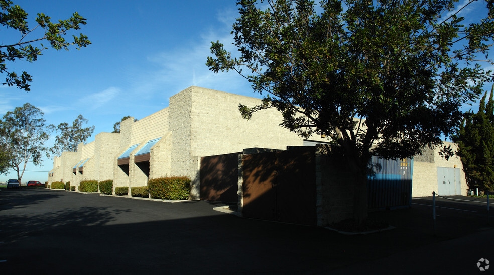 32 N Wood Rd, Camarillo, CA for lease - Building Photo - Image 2 of 3