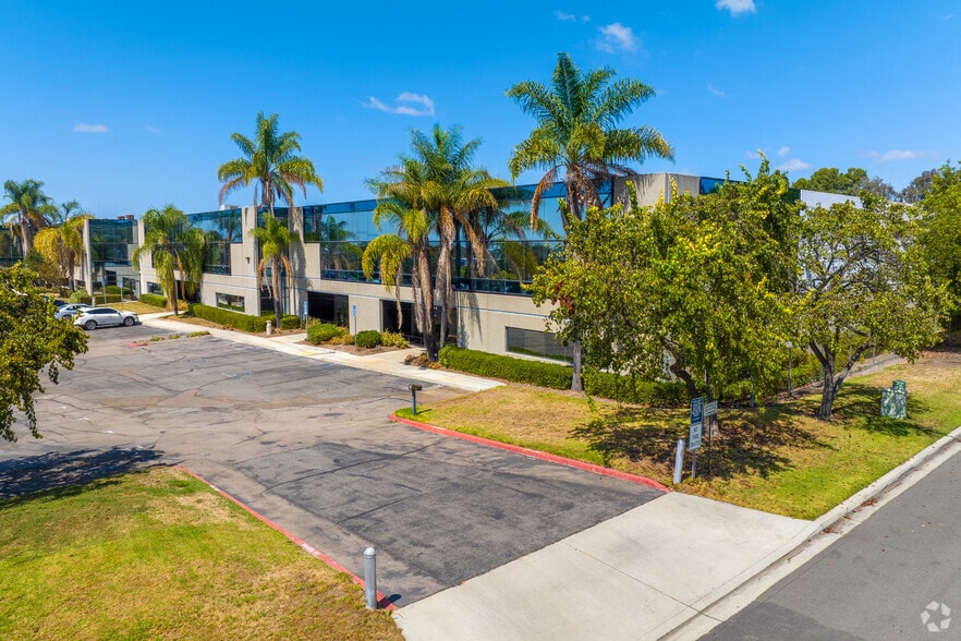 970 Park Center Dr, Vista, CA for lease - Building Photo - Image 3 of 3