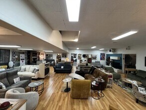 Retail in Cuigy-en-Bray for lease Interior Photo- Image 2 of 3