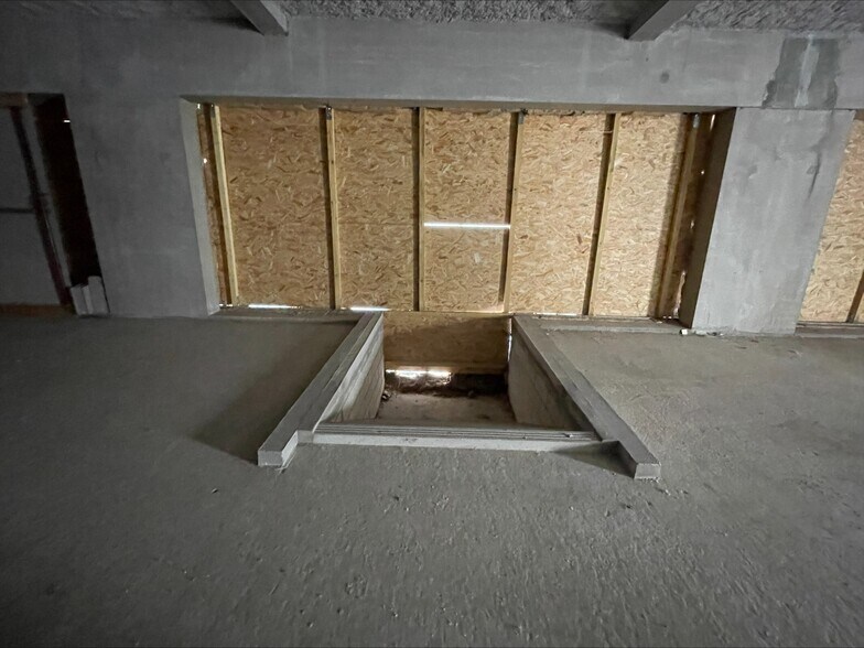 Retail in Bordeaux for lease - Building Photo - Image 2 of 6