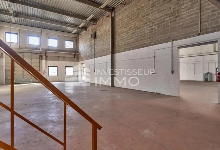 Flex in Lognes for lease - Interior Photo - Image 1 of 3