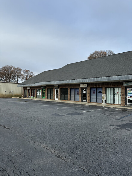 1016-1032 NE Main St, Simpsonville, SC for lease - Building Photo - Image 2 of 12