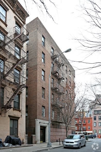 119 Greenwich Ave, New York, NY for lease - Building Photo - Image 2 of 8