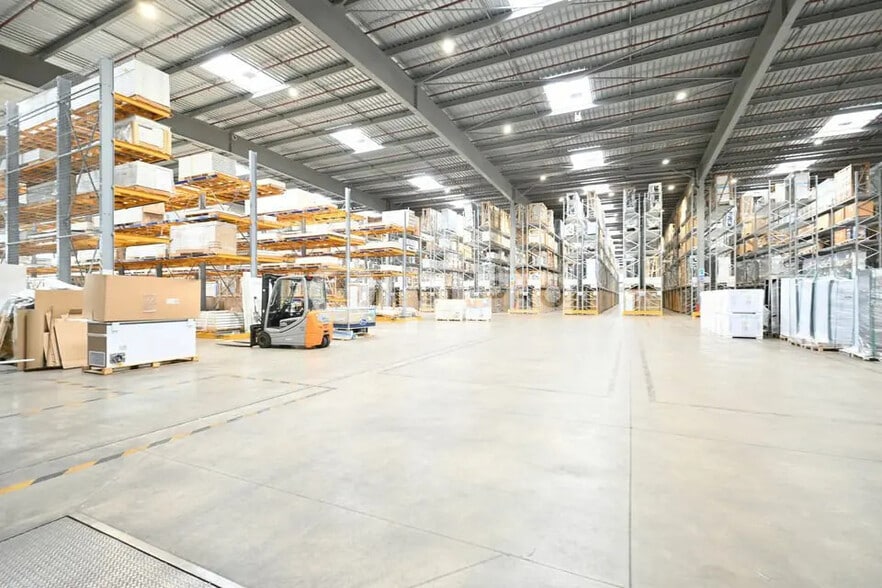 Industrial in Saint-Quentin-Fallavier for lease - Interior Photo - Image 1 of 12
