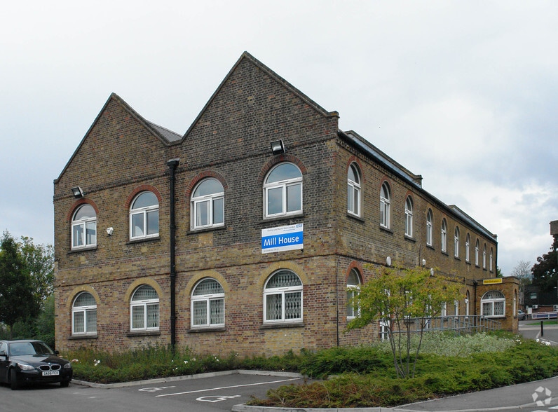 38 Riverside Way, Uxbridge for sale - Primary Photo - Image 1 of 1