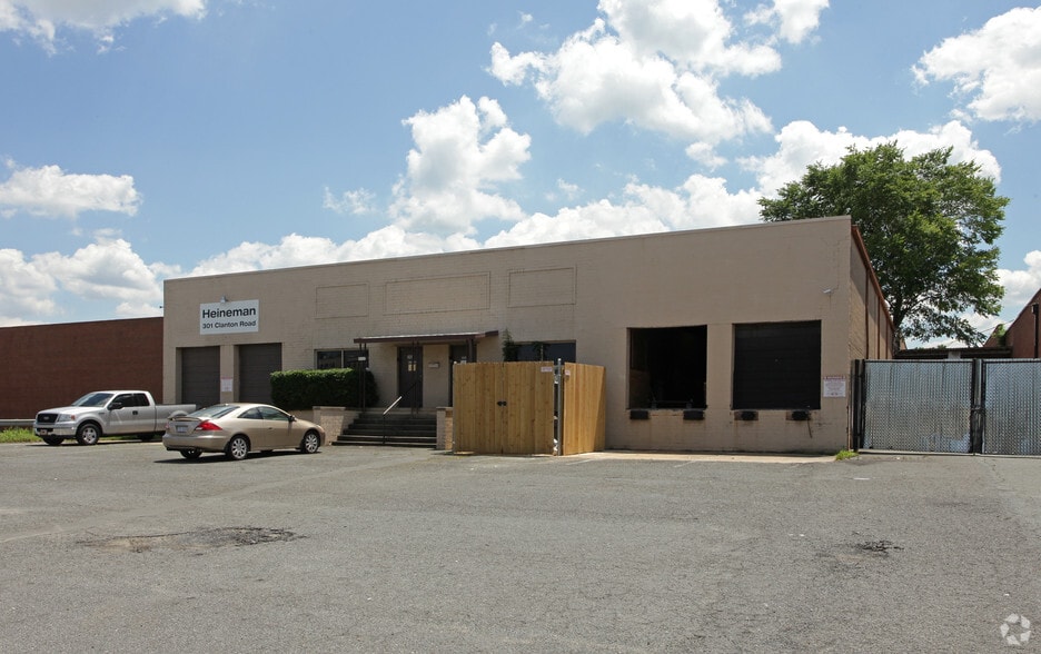 301-305 Clanton Rd, Charlotte, NC for lease - Building Photo - Image 2 of 3