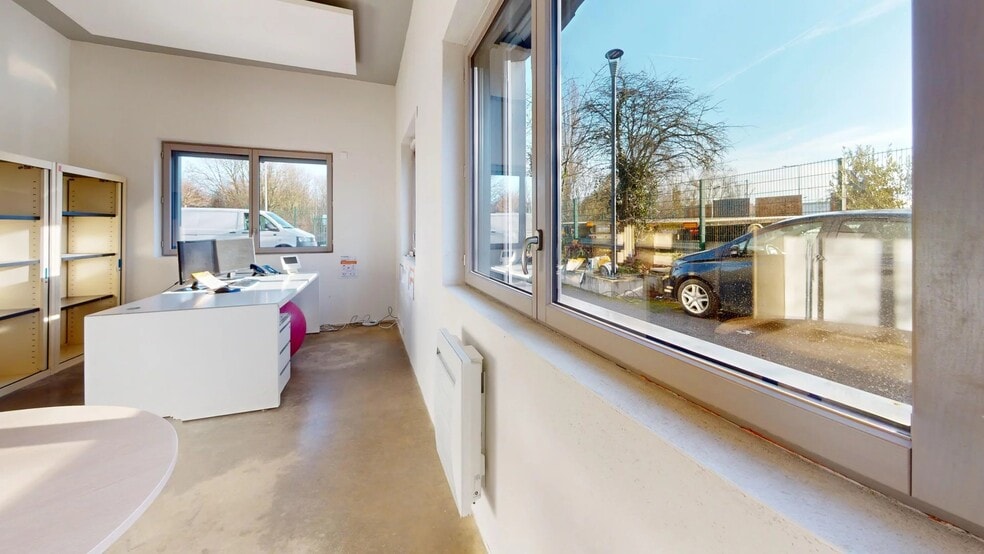 2 Route De Levis Saint Nom, Coignières for lease - Interior Photo - Image 3 of 13