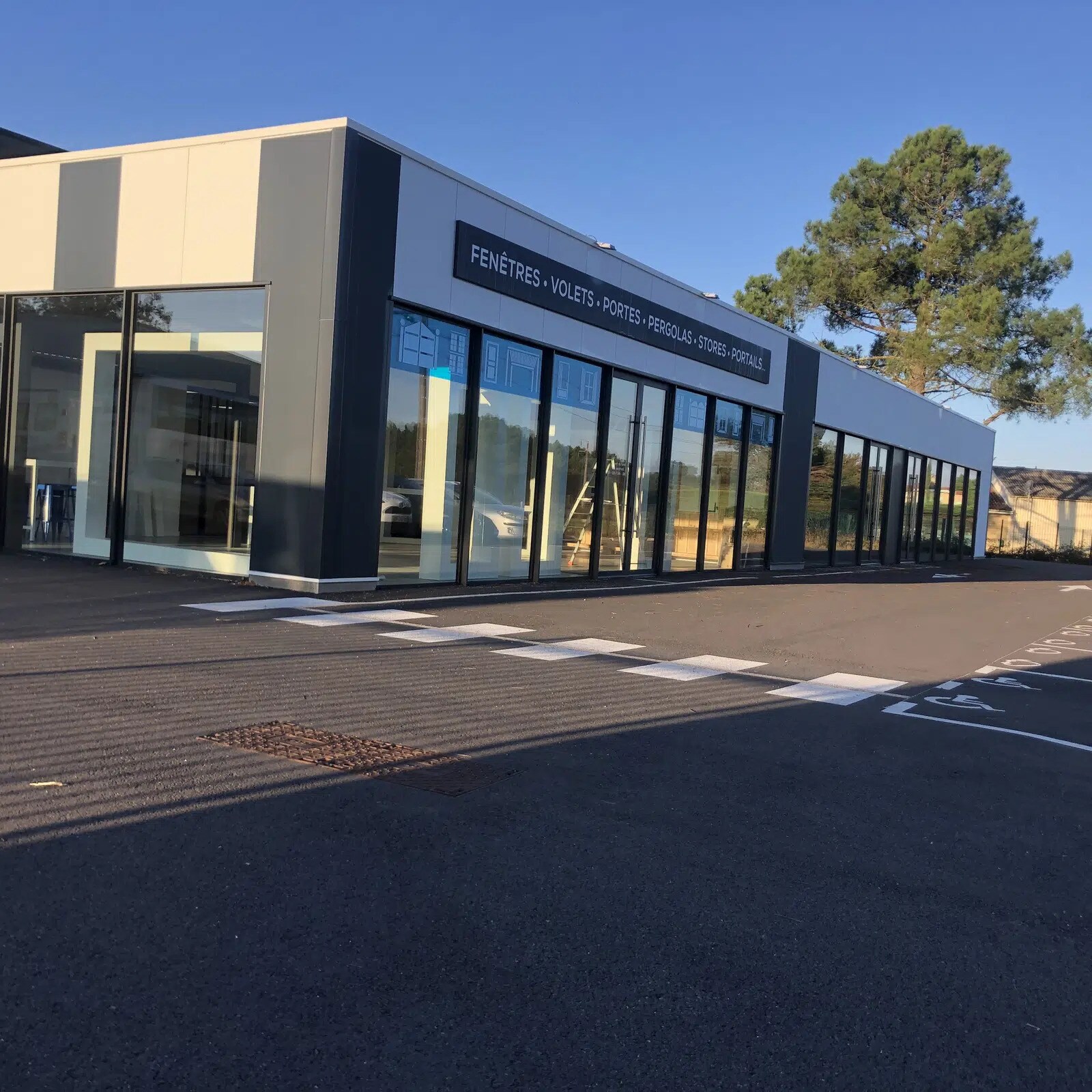 Retail in Mimizan for lease Building Photo- Image 1 of 12