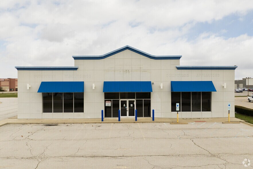 465 Airport Hwy, Wauseon, OH 43567 Former Aarons Rent