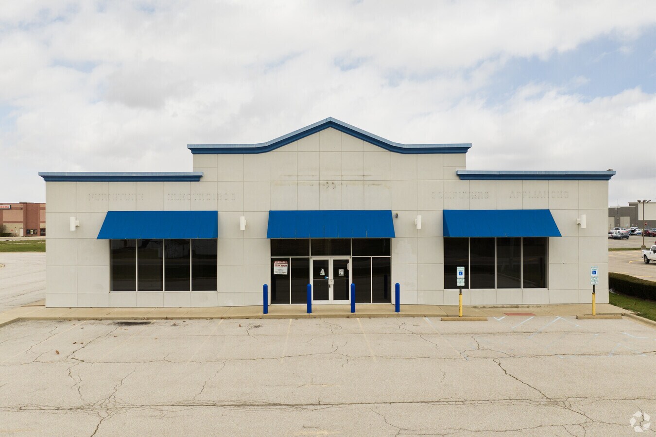 465 Airport Hwy, Wauseon, OH 43567 Former Aarons Rent