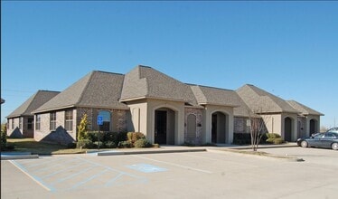 1000 Chinaberry Dr, Bossier City, LA for lease Building Photo- Image 1 of 13