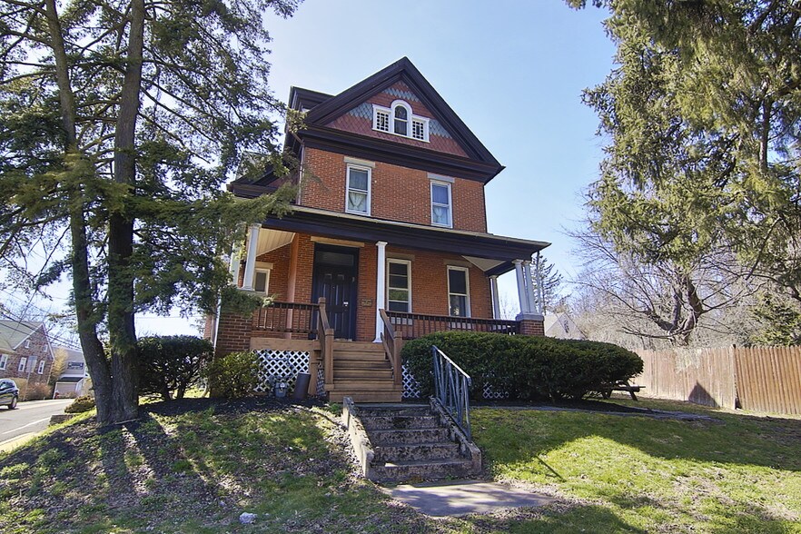 709 Main St, Schwenksville, PA 19473