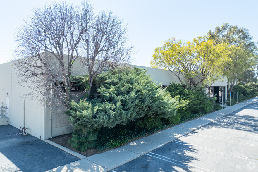 20720 Superior St, Chatsworth, CA for lease - Primary Photo - Image 2 of 5