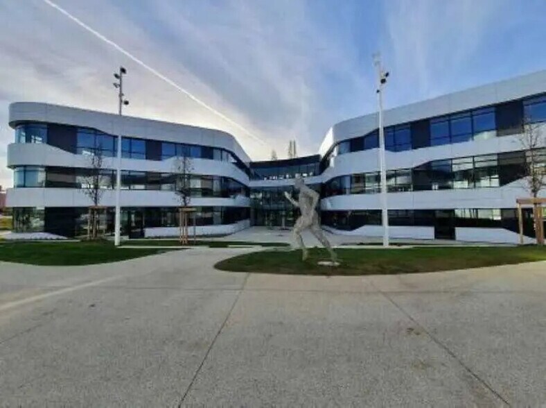Office in Champagne-au-Mont-d'Or for lease - Building Photo - Image 1 of 2