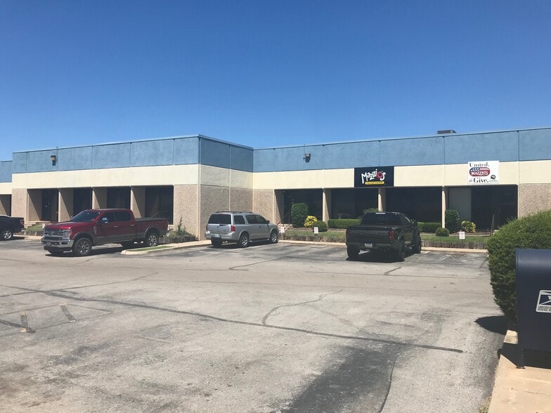 2613-2619 N Shields Blvd, Oklahoma City, OK for lease - Building Photo - Image 1 of 3