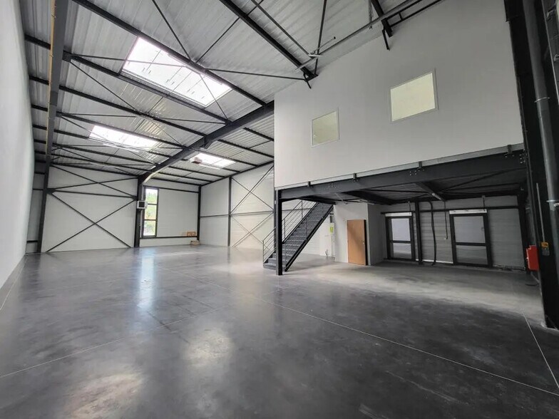 Flex in Saint-Priest for lease - Interior Photo - Image 3 of 7