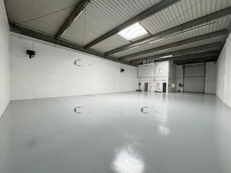 Flex in Coignières for lease - Building Photo - Image 3 of 11